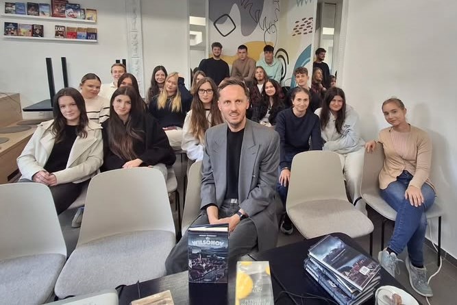 Michal Hvorecký so študentami stredných škôl