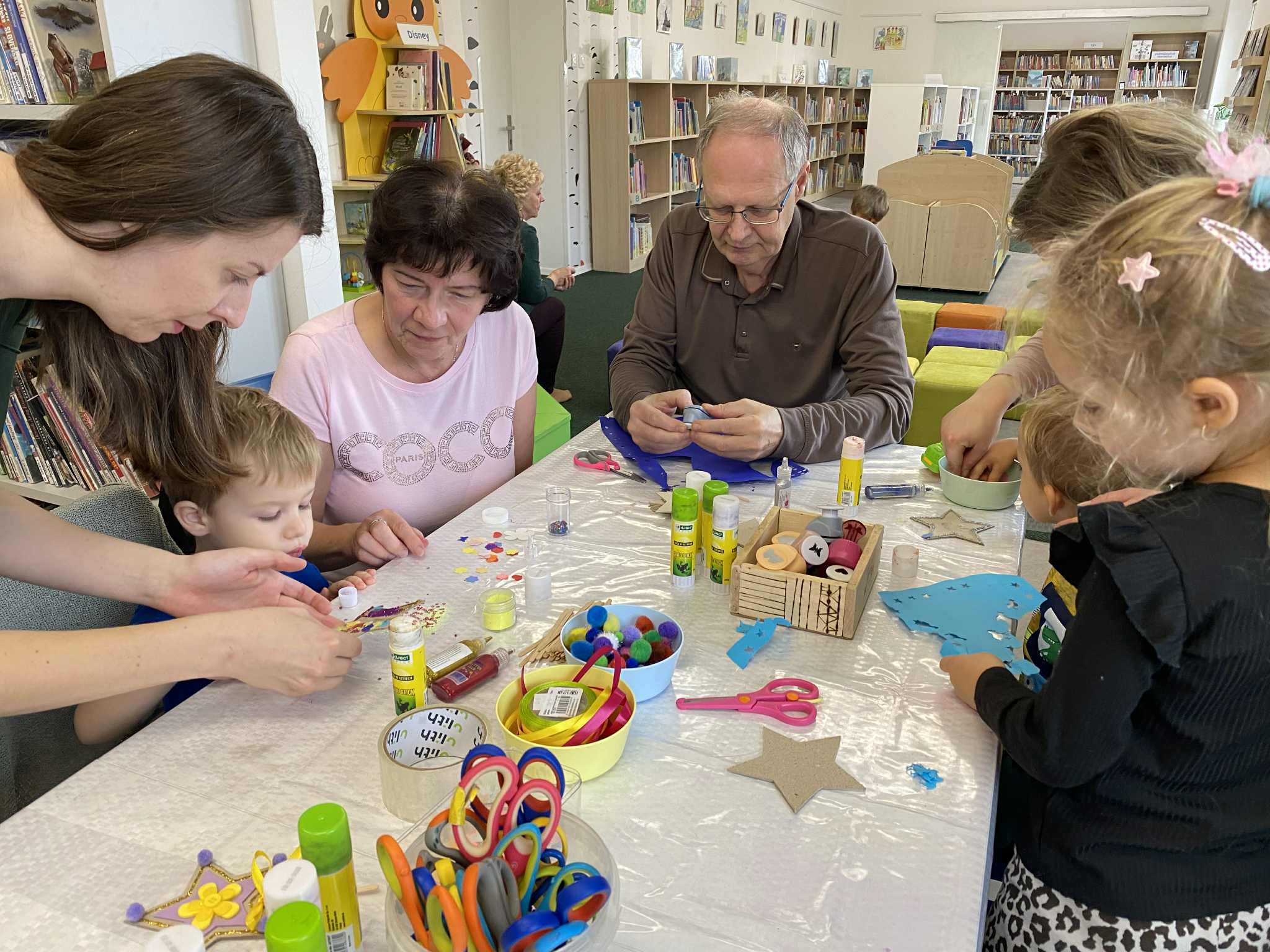 So starými rodičmi v knižnici
