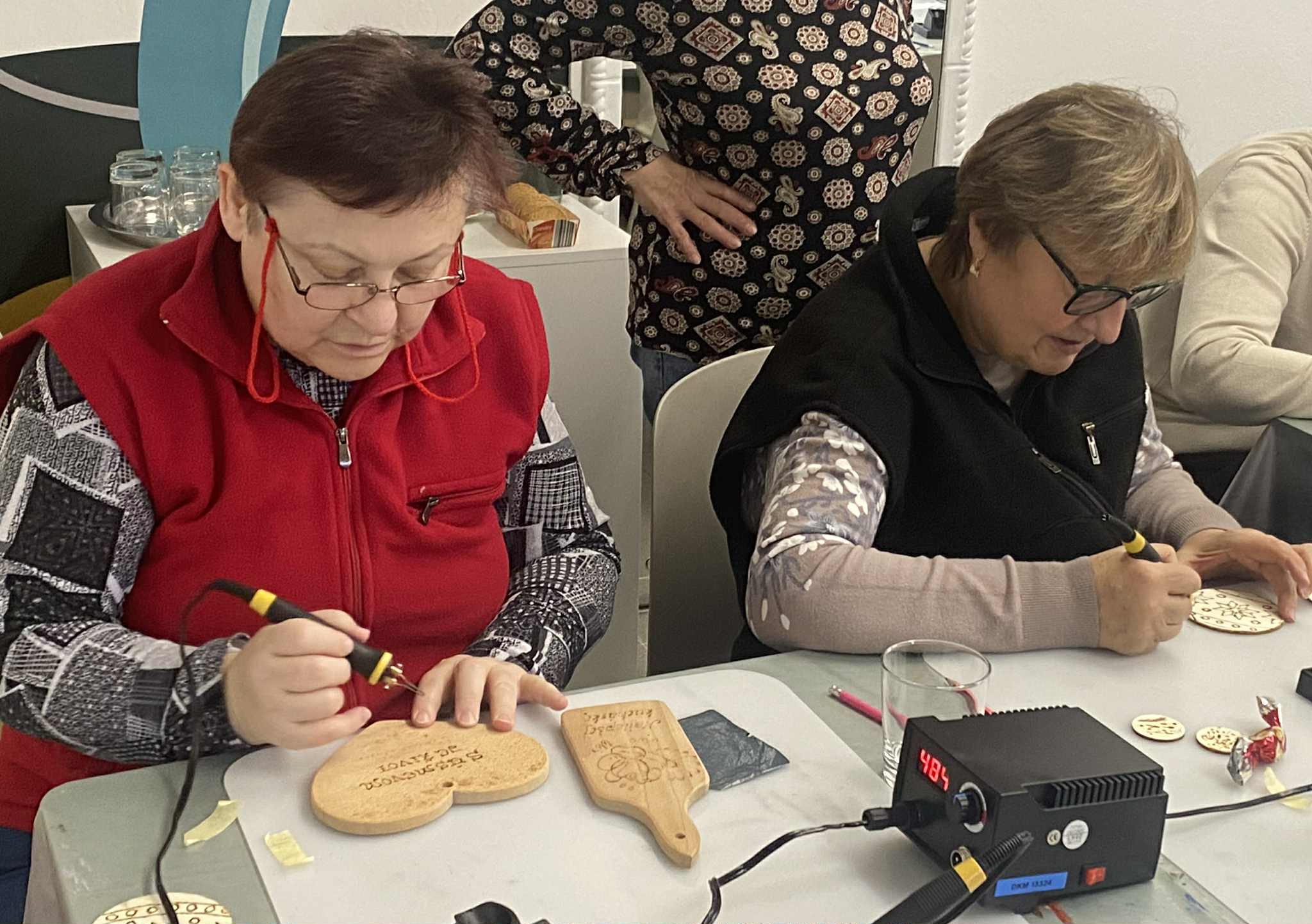 Seniori vypaľovali do dreva