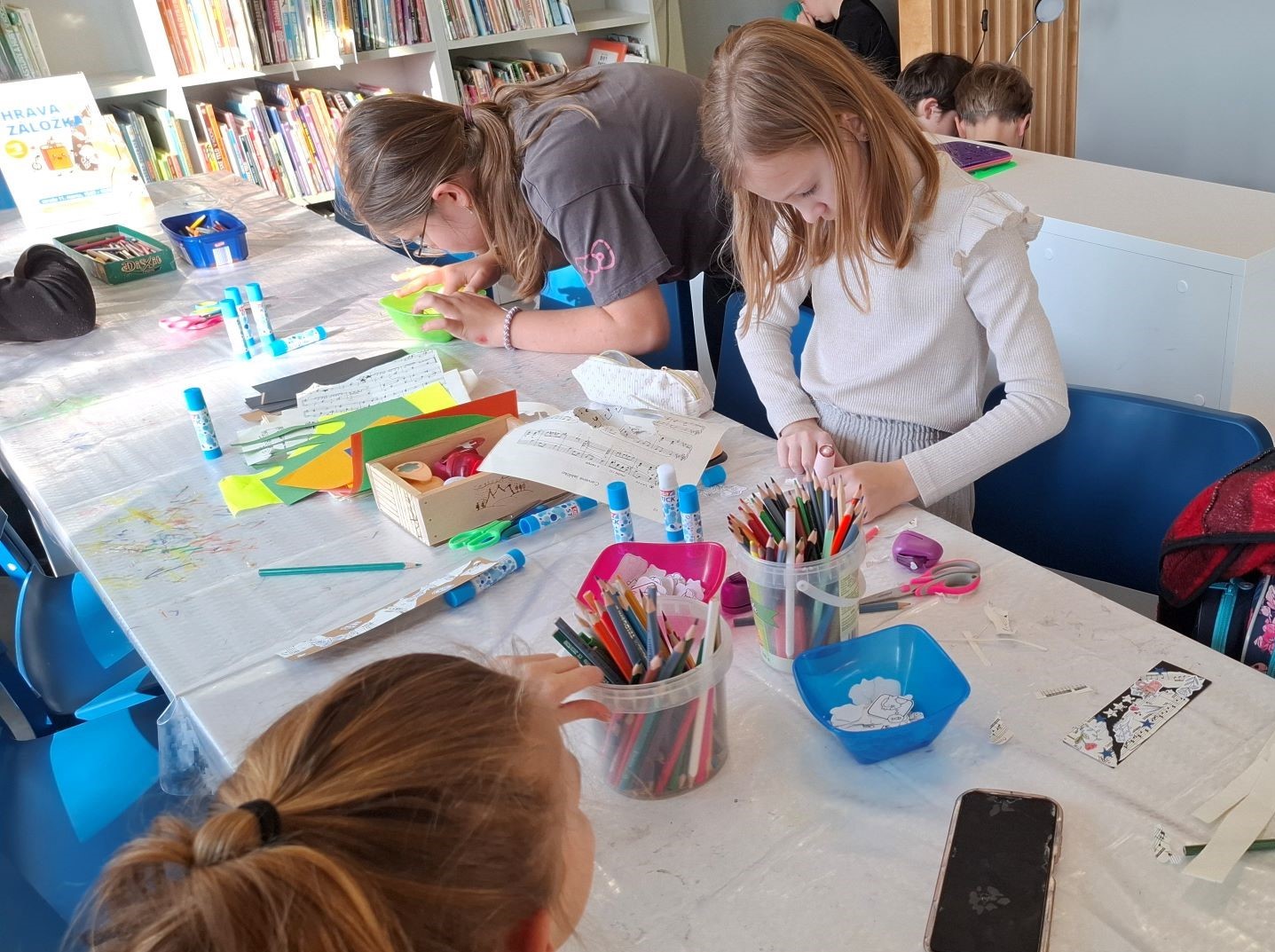 Hravá záložka z notového papiera