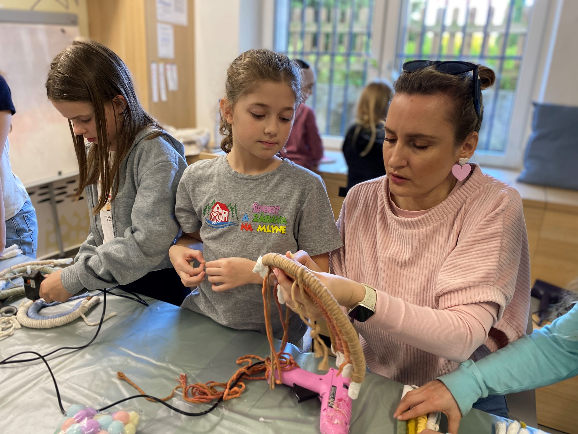 Deti si vytvorili jarnú dúhu